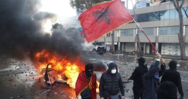VIDEO/ Sërish përplasje në protestë/ Një makinë në flakë në Bulevard