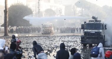 Policia i largoi nga Ministria e Arsimit, protestuesit para Kryeministrisë