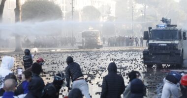 Protesta e dhunshme/ Ministria e Shëndetësisë: Të plagosur 37 efektivë dhe 24 protestues