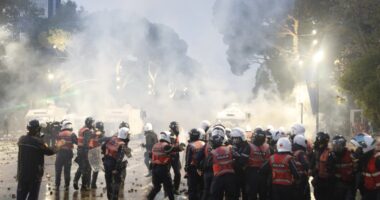 Dhuna në Bulevard, Ministria e Shëndetësisë: 21 efektivë dhe 13 protestues po marrin ndihmë mjekësore