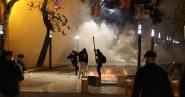 Protesta e dhunshme/ Ministria e Shëndetësisë: Të plagosur 17 efektivë dhe një i mitur