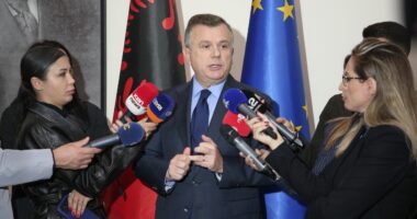 “Grupi Parlamentar i PS dënon dhunën”/ Balla: Kryeministri ka ofruar sheshin e dialogut