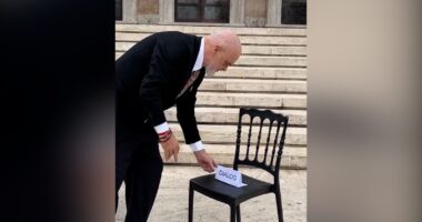 “Dje dialogu mori përgjigjen e dhunës”/ Rama nxjerr sërish karriget para Kryeministrisë: Dora ime është e shtrirë për këdo që mendon ndryshe