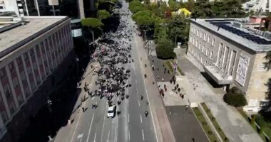 Pamjet me dron/ Protesta e PD, mungojnë  Berisha .. dhe maskat. Në krye të deputetëve, Flamur Noka