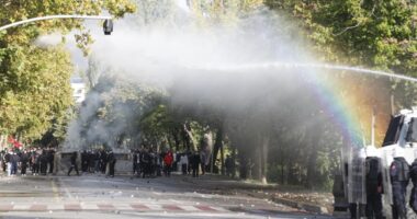 Fërkime në sheshin Skënderbej/ Policia shpërndan protesutesit e mbetur