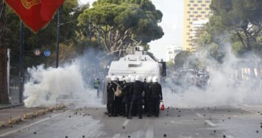 Tirana përjeton “revolucionin” e tetorit/ Rishfaqen maskat, hunjtë dhe molotovët