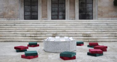 Rama improvizon ‘sofrën’ e dialogut para Kryeministrisë, përsërit ftesën për protestuesit