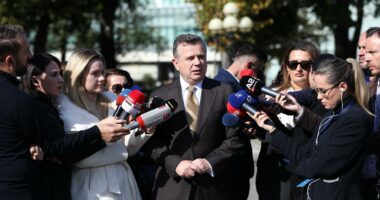 “Miratojmë ligjet, opozita u fryn bilbilave”/ Balla: Buxheti i parë mbi 10 miliardë euro, 150 milionë euro u kthehen familjeve shqiptare