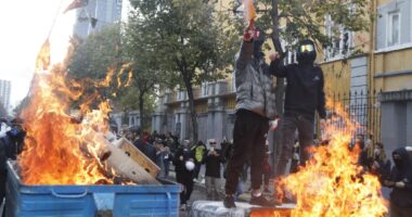 Protesta me maska dhe gurë/ Pesë persona në Polici, tre prej tyre rrezikojnë gjobë të majme