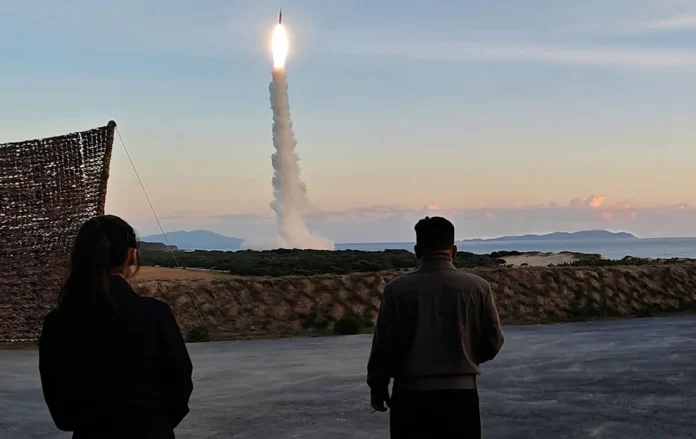 Koreja e Veriut lëshon raketa drejt Detit Lindor