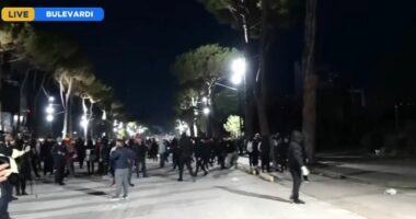 Protestuesit gurë kryesisë së Kuvendit/ Incidente në Bulevard, rishfaqen maskat
