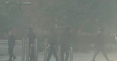 Situata në Tiranë/ Njerëz të maskuar shfaqen me shkopinj në shesh