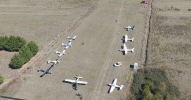 12 avionë sportivë në Gjirokastër/ Turistë nga disa shtete të rajonit vizituan qytetin e gurtë