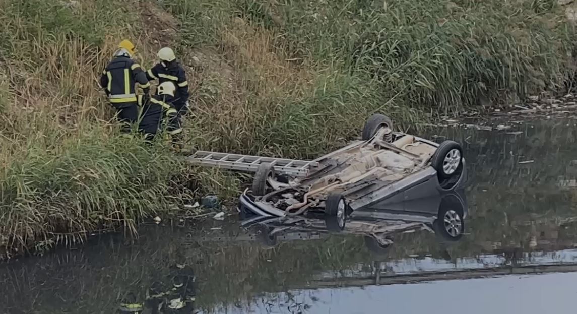 Ndjekja nga policia përfundon me aksident, dy të rinjtë përfundojnë në kanal në autostradën Durrës-Tiranë