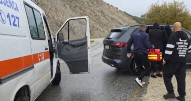 Aksident në aksin Levan-Tepelenë, plagosen nënë e bijë