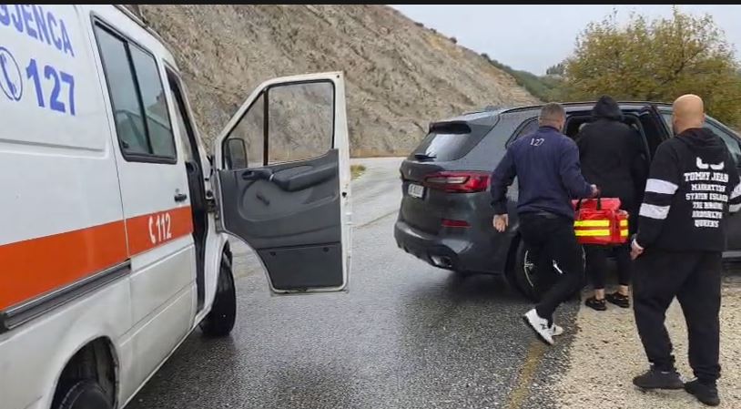 Aksident në aksin Levan-Tepelenë, plagosen nënë e bijë