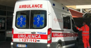Ambulanca u bllokua në protestë/ Qendra Kombëtare e Urgjencës: Pengimi i saj rrezikon jetën e qytetarëve