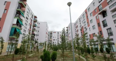 Strehim social për shtresat më në nevojë/ Ligji i ri, përparësi familjet me të ardhura të ulëta dhe të rinjtë deri në 29 vjeç