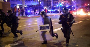 Trazira të dhunshme në Barcelonë, dëmtohen biznese dhe raportohen mbi 100 arrestime