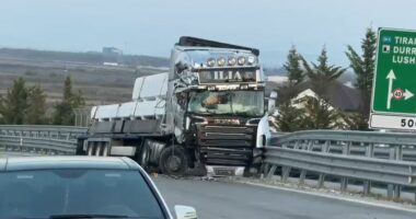 Aksident në bypassin e Fierit/ Përplasen një betoniere dhe automjet transporti, plagoset një drejtues