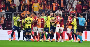 Sherr në derbin e Stambollit/ Galatasaray-Fenerbahce nxihet nga dhuna mes futbollistëve