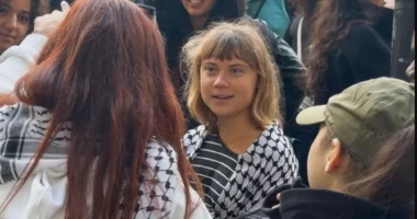 Aktivistja suedeze Greta Thunberg u bashkohet nxënësve francezë në protesta