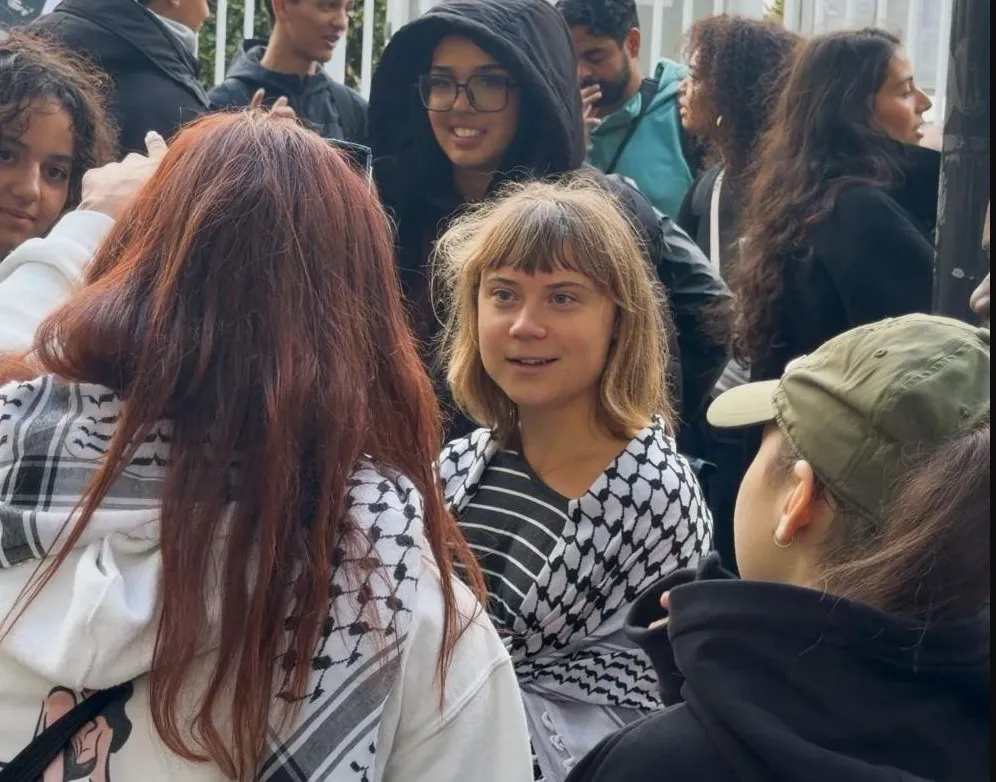 aktivistja-suedeze-greta-thunberg-u-bashkohet-nxenesve-franceze-ne-protesta