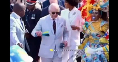 VIDEO/ Mbreti Charles surprizon në Bahamas, kërcen në paradën tradicionale Junkanoo
