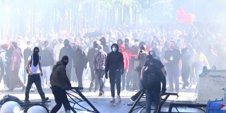 Foto nga burimi: Protesta pas maskës dhe ligji që dënon me burg fshehjen e fytyrës