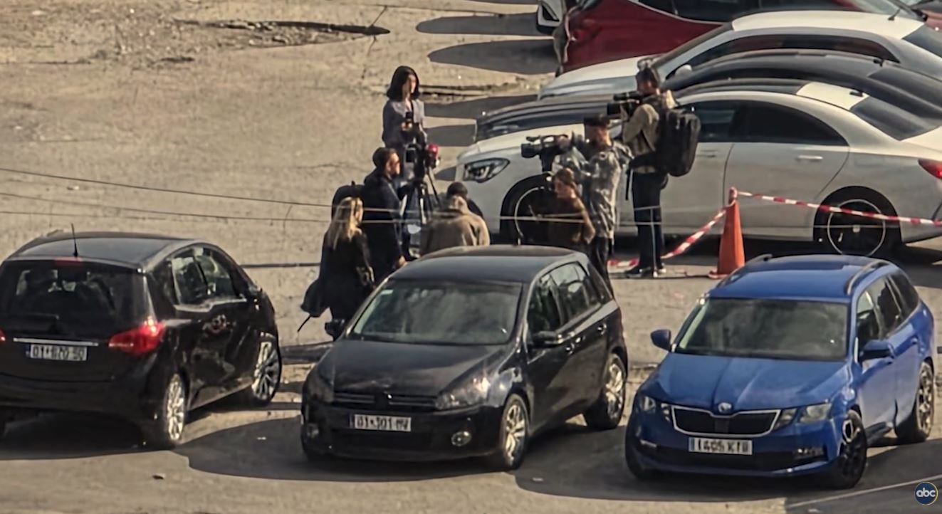 Foto nga burimi: Prishtina nuk i përgjigjet thirrjes për sulm në Tiranë/ Vetëvendosja organizoi autobusë, por i shkojnë vetëm kamerat