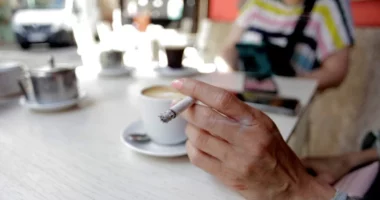 Belgjika shtyn ndalimin e pirjes së duhanit në tarracat e lokaleve