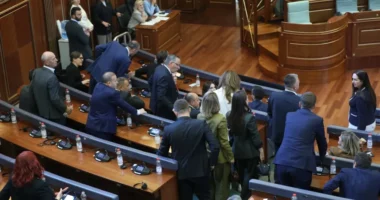 Kosovë/ PDK dhe AAK kërkojnë seancë urgjente për ndryshimet në Ligjin për Gjykatën Speciale