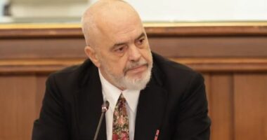 “Dhunën nuk e bëjnë studentët/ Rama: Persona me maska duan të na imponojnë me gur dhe zjarr