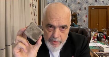 “Personat e maskuar, jo studentë”/ Rama: Janë të paguar. Gurët e shkulur në bulevard, armë vdekjeprurëse