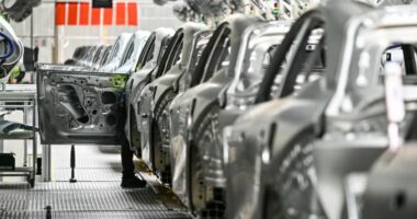 Kina kërcënon Britaninë me hakmarrje tregtare nëse rrit tarifat për automjetet elektrike