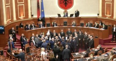 Kuvendi kalon në votimin e projektligjeve/ Opozita bllokoi foltoren, pengoi seancën