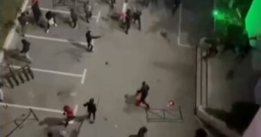 “Studentët” sulmojnë komisariatin nr.2 dhe 3/ Hyjnë në territorin e komisariatit, sulmohen makinat e policisë