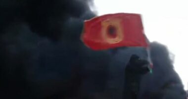 “Mos përdorni flamurin e UÇK!”/ Reagimi i ashpër i veteranëve të luftës së Kosovës ndaj protestuesve në Tiranë