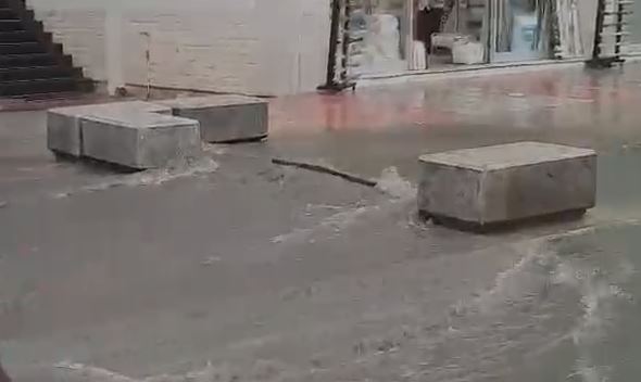 video-reshje-te-dendura-shiu-prezence-uji-ne-disa-rruge-te-vlores