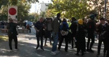 Goditet sërish selia rozë, thyhen disa xhama në godinën e PS