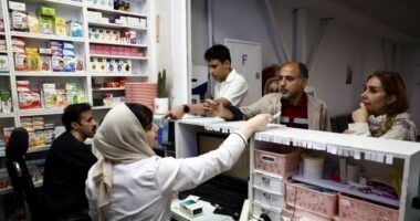 Mungesa e barnave në Iran ushqen tregun e zi