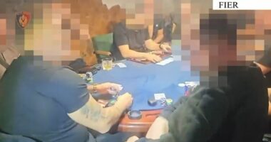 Lokalin e kishin kthyer në ambient për lojëra fati/ Fier, arrestohen 2 persona, procedohen 16 të tjerë