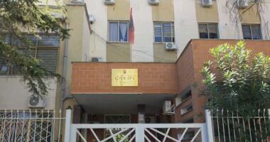 Këngëtari Erind Xhaferi në gjykatë, pritet masa e sigurisë pas arrestimit në Fier