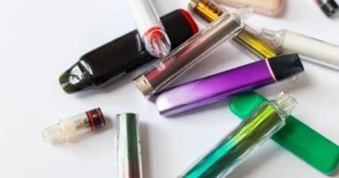 Alarm në Zvicër: Lëngjet elektronike me drogë sintetike po përhapen në oborret e shkollave
