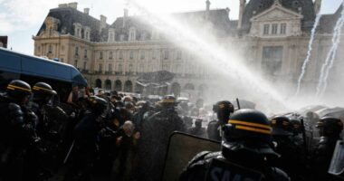 Franca premton 3000 mësues shtesë pas protestave të studentëve, qeveria nën presion, studentët: Tubimet do të vijojnë
