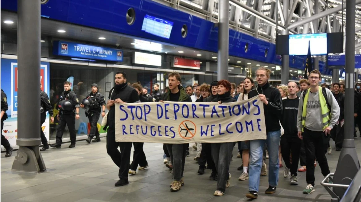 VIDEO/ Protesta në aeroportet gjermane kundër deportimeve të azilkërkuesve