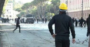 Hidhen gurët e parë/ Bulevard, Policia sposton protestuesit
