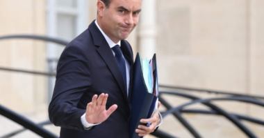 Franca përballet me krizën e borxhit, qeveria prezanton buxhetin për 2027