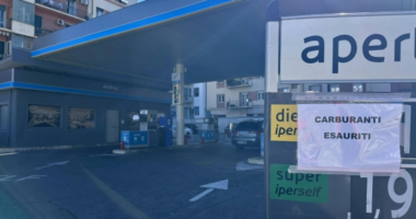 Alarm në Itali, mungesa e karburanteve kërcënon të ‘paralizojë’ vendin