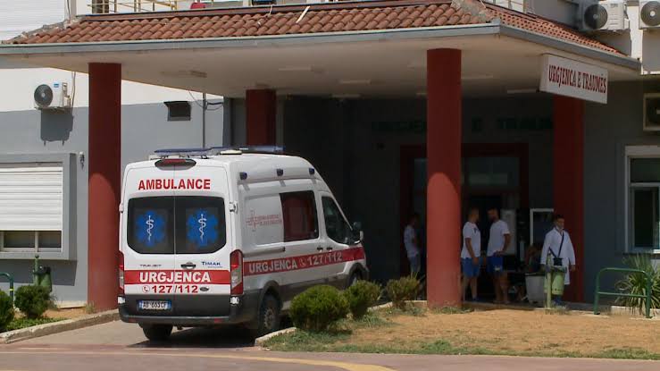 Foto nga burimi: Protesta e dhunshme/ Ministria e Shëndetësisë: 15 të lënduar në spital, mes tyre protestues dhe efektivë
